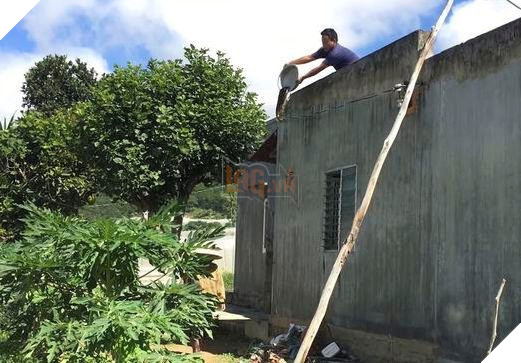 Youtuber Việt khiến cộng đồng mạng phẫn nộ khi đổ nước mắm lên người mẹ mừng 1000 subs 2