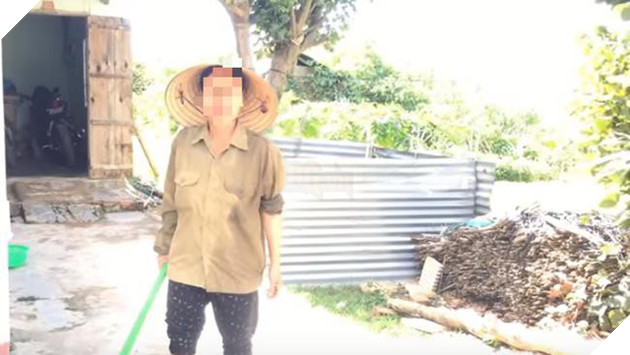 Youtuber Việt khiến cộng đồng mạng phẫn nộ khi đổ nước mắm lên người mẹ mừng 1000 subs 3