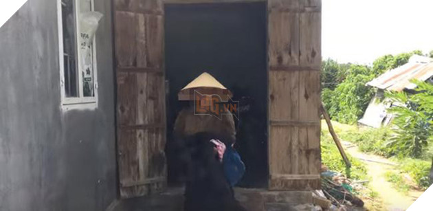 Youtuber Việt khiến cộng đồng mạng phẫn nộ khi đổ nước mắm lên người mẹ mừng 1000 subs 4