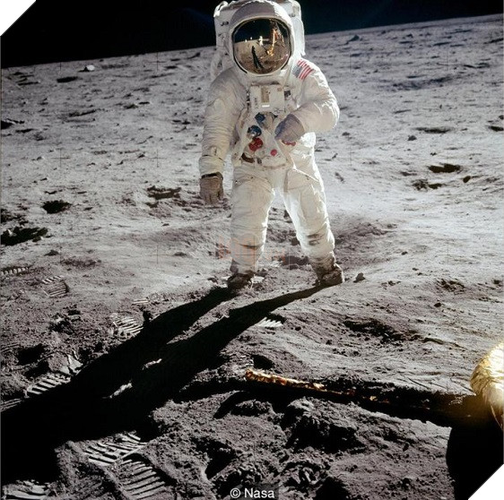 ky-niem-50-nam-loai-nguoi-dat-chan-len-mat-trang-3