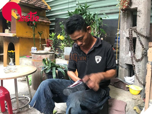 Cuộc sống hiện tại của anh đánh giày câm khi mất đi chú chó mù