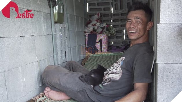 Cuộc sống hiện tại của anh đánh giày câm khi mất đi chú chó mù