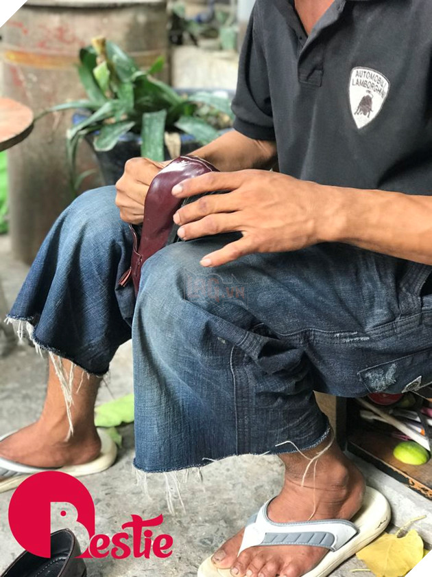 Cuộc sống hiện tại của anh đánh giày câm khi mất đi chú chó mù