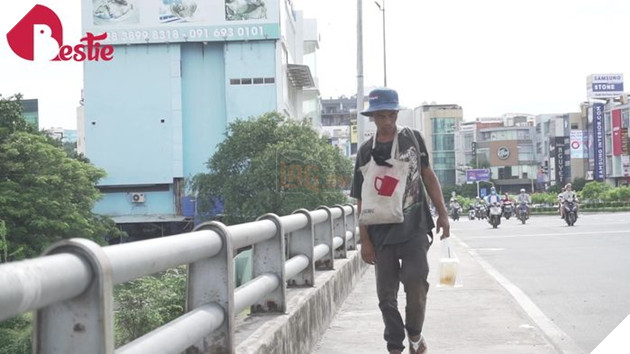 Cuộc sống hiện tại của anh đánh giày câm khi mất đi chú chó mù