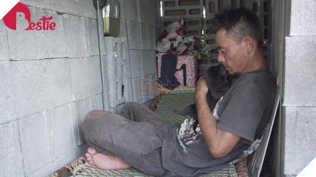 Cuộc sống hiện tại của anh đánh giày câm khi mất đi chú chó mù