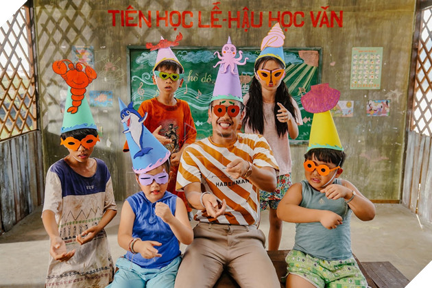 Trailer Anh thầy ngôi sao bùng nổ với âm nhạc rộn ràng và hình ảnh tươi sáng 2