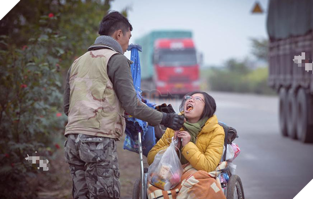 Xe lăn, xe đạp và một chú chó: Hành trình tình yêu gây sốt MXH từ hai con người phi thường - Ảnh 2.