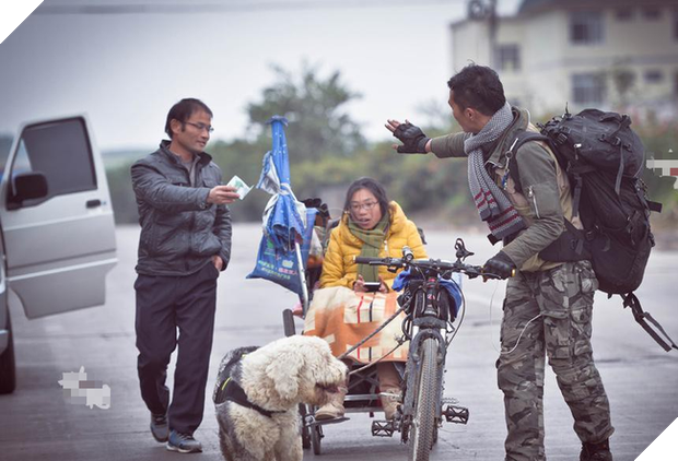 Xe lăn, xe đạp và một chú chó: Hành trình tình yêu gây sốt MXH từ hai con người phi thường - Ảnh 3.