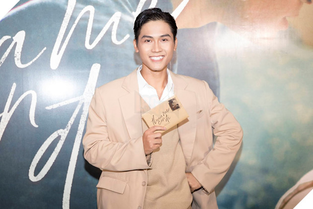 Hồng Đào diện trang phục bảy sắc, rạng rỡ tại sự kiện ra mắt phim đam mỹ Thưa mẹ con đi 2