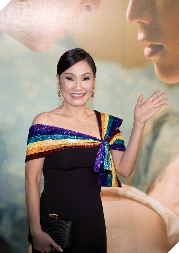 Hồng Đào diện trang phục bảy sắc, rạng rỡ tại sự kiện ra mắt phim đam mỹ Thưa mẹ con đi 4