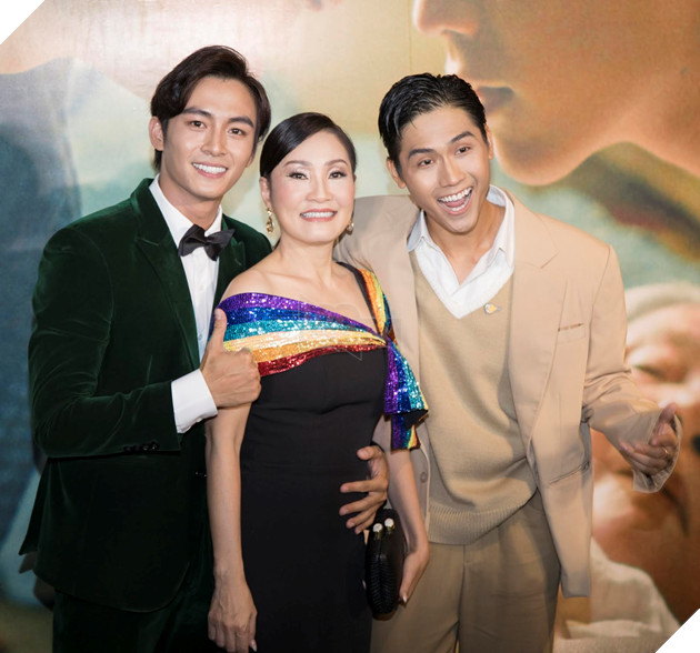 Hồng Đào diện trang phục bảy sắc, rạng rỡ tại sự kiện ra mắt phim đam mỹ Thưa mẹ con đi 5