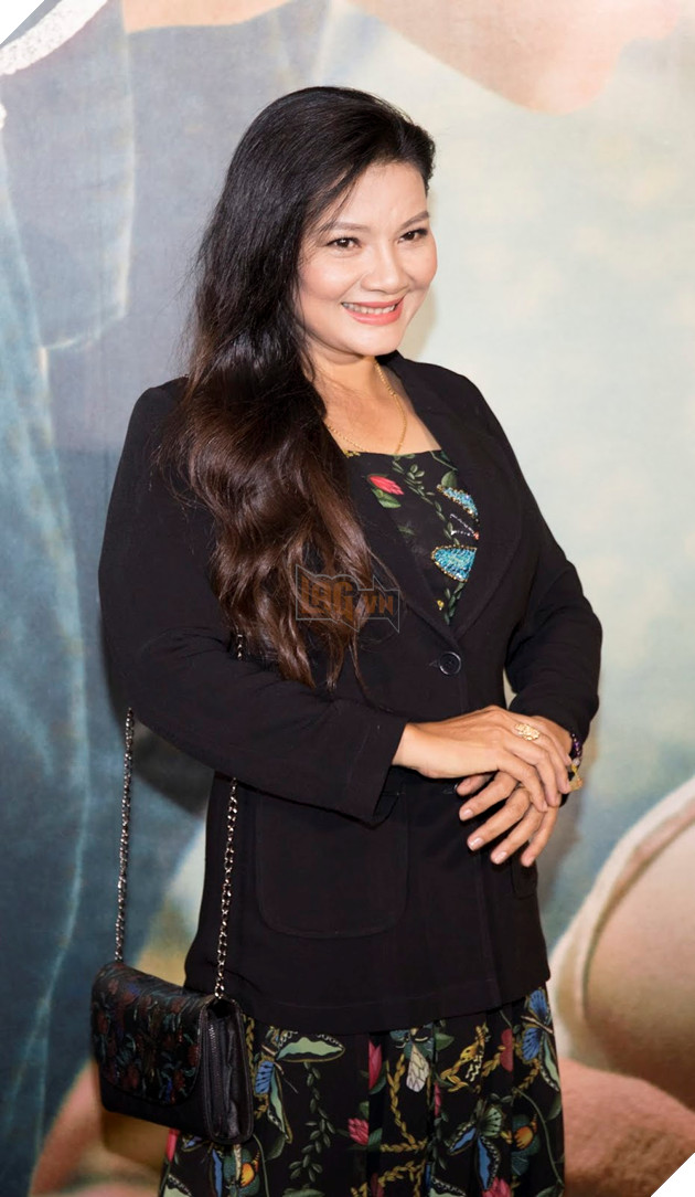 Hồng Đào diện trang phục bảy sắc, rạng rỡ tại sự kiện ra mắt phim đam mỹ Thưa mẹ con đi 8