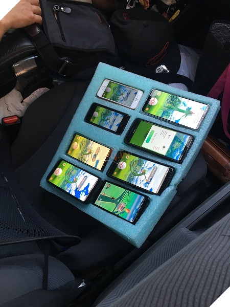 Pokemon GO: Fan cứng ngồi xe hơi, dùng đến 8 điện thoại để chơi 2