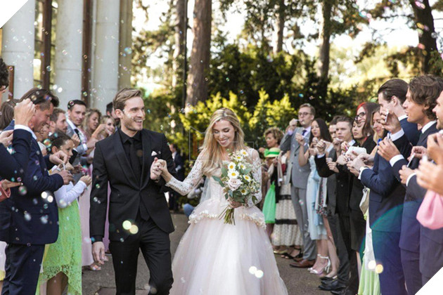 PewDiePie chính thức đạt 100 triệu sub ngay sau lễ cưới của mình, còn gì vui bằng 2