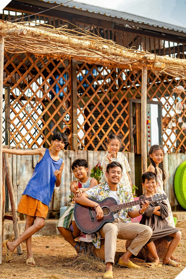 Anh thầy ngôi sao: Màu sắc trong trẻo nhất tại phòng vé tháng 8  3