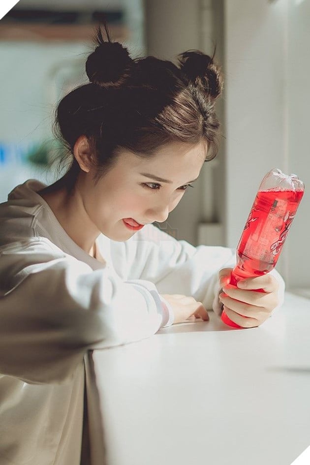 Ngắm nhìn Cô giáo My cực nhắng nhít bên chai Sting khiến fan như tan chảy