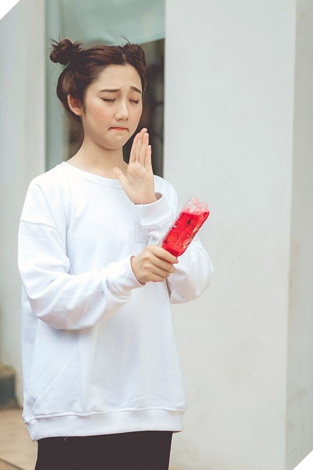 Ngắm nhìn Cô giáo My cực nhắng nhít bên chai Sting khiến fan như tan chảy 2