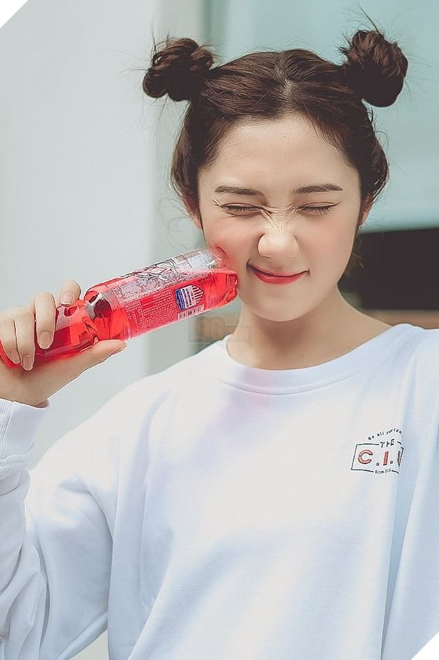 Ngắm nhìn Cô giáo My cực nhắng nhít bên chai Sting khiến fan như tan chảy 3