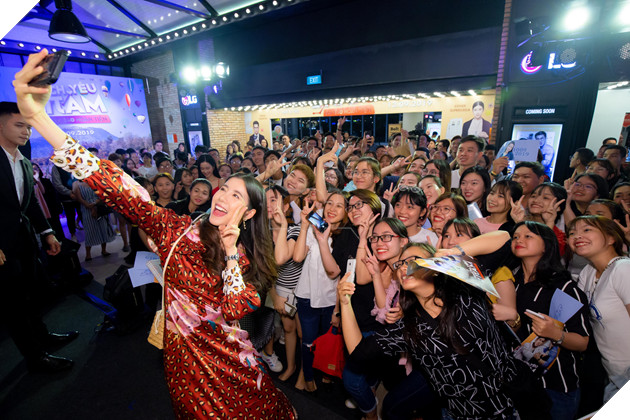 Diễn viên người Thái Esther Supreeleela diện áo dài, nói tiếng Việt tại họp báo Thách yêu 2 năm 9