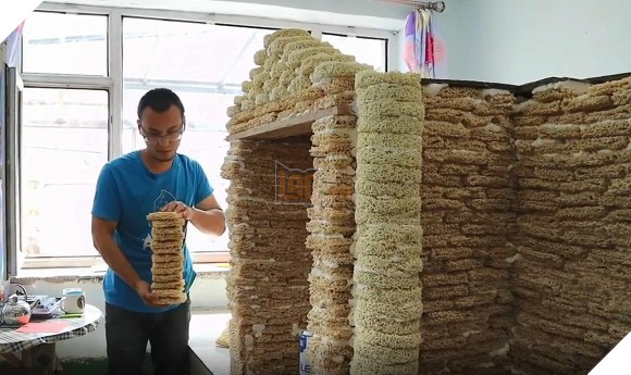 Ông bố xây nhà siêu to khổng lồ bằng mì gói khiến cộng đồng mạng Trung Quốc xôn xao