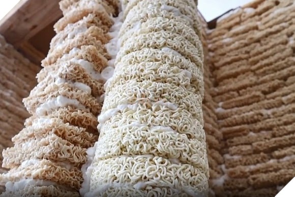 Ông bố xây nhà siêu to khổng lồ bằng mì gói khiến cộng đồng mạng Trung Quốc xôn xao 2