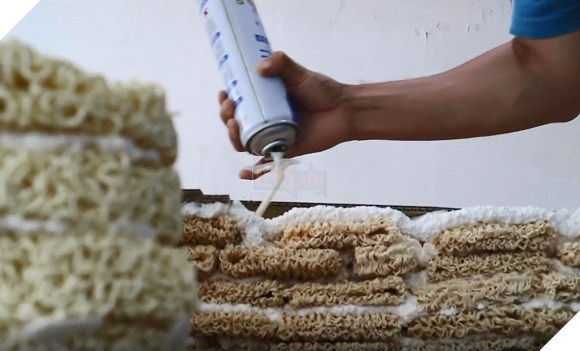 Ông bố xây nhà siêu to khổng lồ bằng mì gói khiến cộng đồng mạng Trung Quốc xôn xao 4