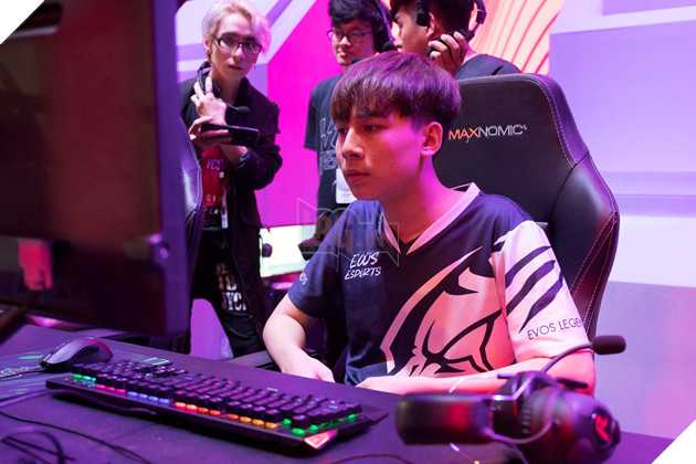 Hé lộ loạt ảnh siêu bựa của Thầy giáo Ba khi đối đầu Cụ Tổ Warzone  17