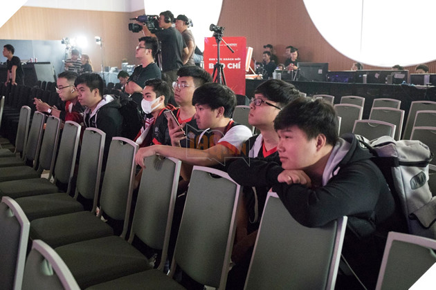 Hé lộ loạt ảnh siêu bựa của Thầy giáo Ba khi đối đầu Cụ Tổ Warzone 