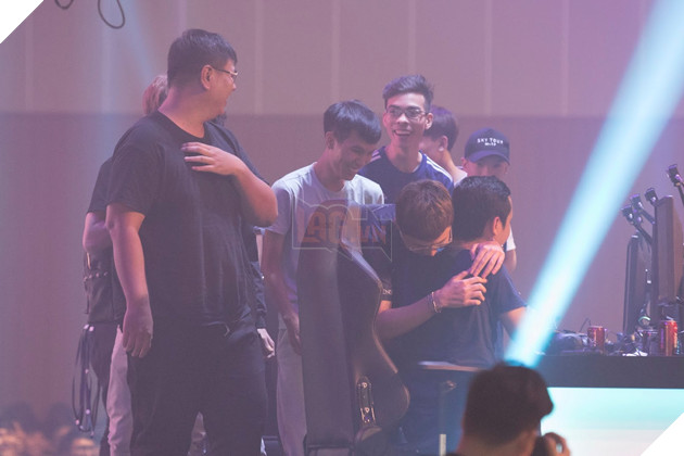 Hé lộ loạt ảnh siêu bựa của Thầy giáo Ba khi đối đầu Cụ Tổ Warzone  9