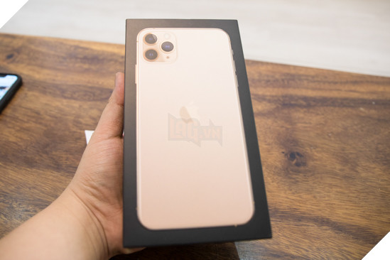 Cận cảnh iPhone 11 Pro Max đầu tiên tại Việt Nam với mức giá không tưởng