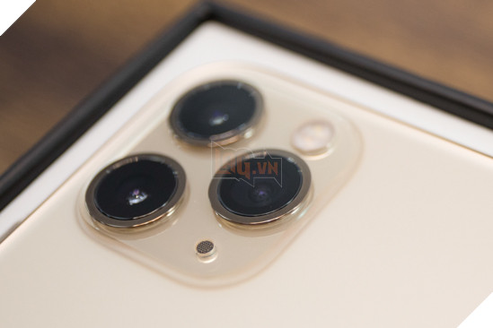 Cận cảnh iPhone 11 Pro Max đầu tiên tại Việt Nam với mức giá không tưởng 11