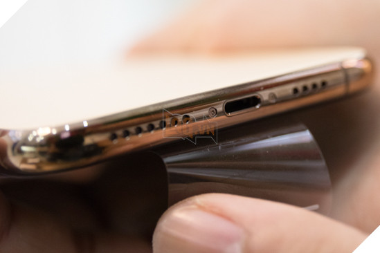 Cận cảnh iPhone 11 Pro Max đầu tiên tại Việt Nam với mức giá không tưởng 17