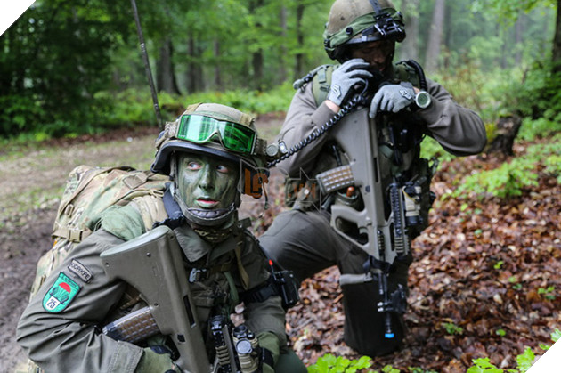 PUBG: Sức mạnh và hình ảnh ngoài đời của AUG - Khẩu súng trường bullpup được đánh giá thành công nhất 9