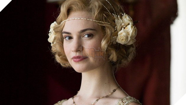 Nhìn lại những màn lột xác đầy ấn tượng của Lọ lem màn ảnh Lily James