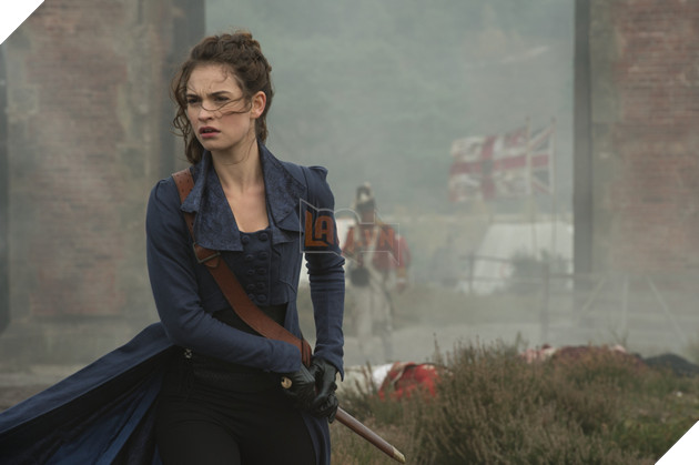 Nhìn lại những màn lột xác đầy ấn tượng của Lọ lem màn ảnh Lily James 6