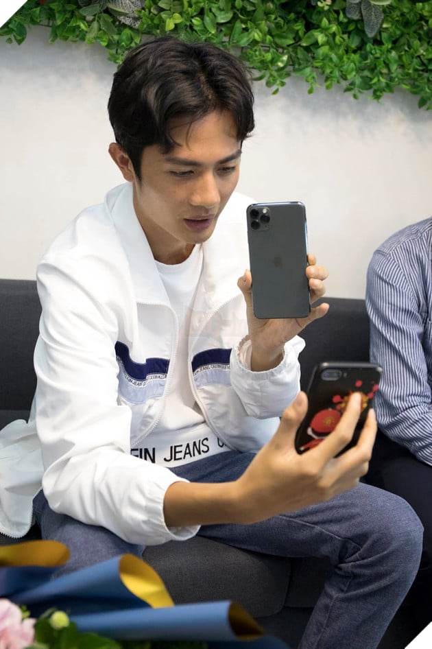 Sau khi công khai hẹn hò Sỹ Thanh, Huỳnh Phương tậu đôi Iphone 11 Pro Max xanh rêu đặc biệt 2