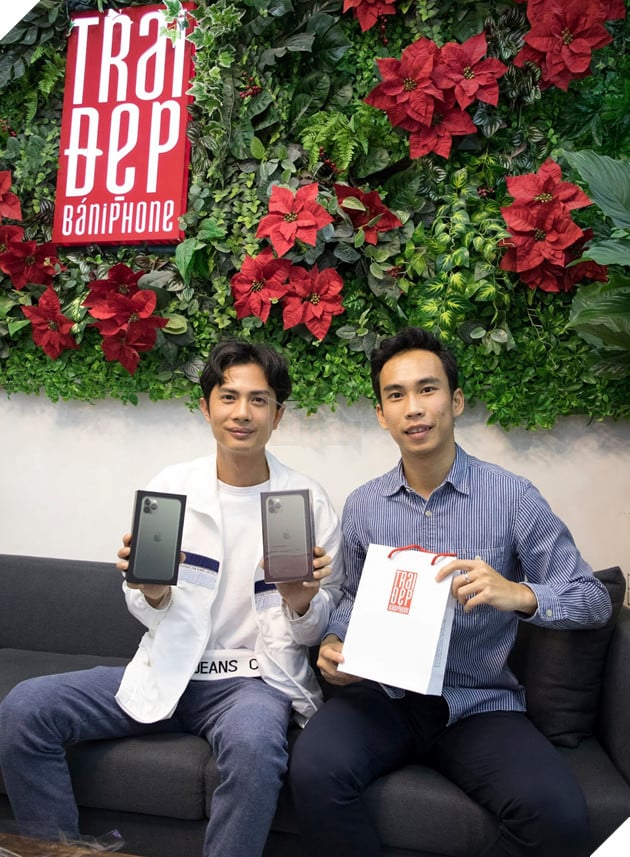 Sau khi công khai hẹn hò Sỹ Thanh, Huỳnh Phương tậu đôi Iphone 11 Pro Max xanh rêu đặc biệt