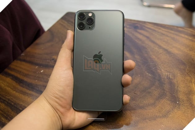 Sau khi công khai hẹn hò Sỹ Thanh, Huỳnh Phương tậu đôi Iphone 11 Pro Max xanh rêu đặc biệt 5