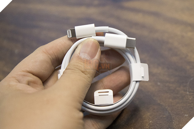 Trên tay nhanh siêu phẩm iPhone 11 Pro Max màu xanh Midnight đặc biệt có mặt đầu tiên tại Việt Nam 5