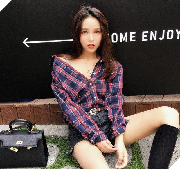 Top 4 hotgirl lộ mặt thật khiến người hâm mộ hoảng sợ đến phát ngất