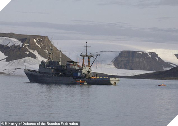 Hải mã cục súc húc chìm thuyền của hải quân Nga để bảo vệ bầy con thơ ngây khiến cư dân mạng cười như được mùa - Ảnh 1.