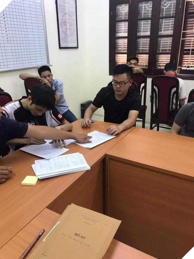 Lộ hình ảnh Hồng Anh và các game thủ AoE tại trụ sở công an, cộng đồng Đế Chế xôn xao với nhiều nghi vấn! - Ảnh 1.