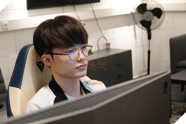 Photo of LMHT: Faker chỉ cần “liếc mắt đưa tình” thôi đã khiến biết bao tuyển thủ phải xao xuyến