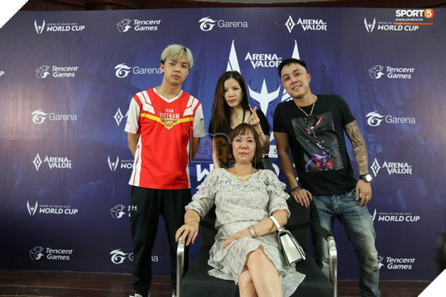 ADC đích thực là thiếu gia nhà người ta , vô địch Đấu trường Danh Vọng sẽ được mẹ thưởng quà khủng 