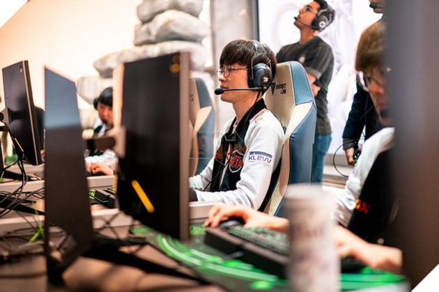 Cộng đồng LMHT thế giới khen hết lời pha call team của Faker, tiếc nuối cho Uzi vì anh chơi quá hay nhưng vẫn thua 3