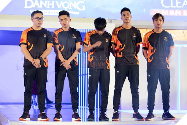 Gấu - người anh cả vững vàng của Team Flash sau ba chức vô địch Đấu trường Danh Vọng 4