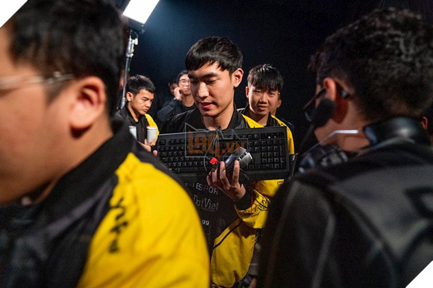 LMHT: BLV Hoàng Luân đăng status đầy ẩn ý, cho rằng VCS vẫn còn kém lắm