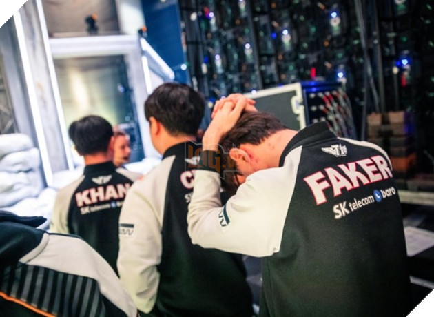 LMHT: HLV KkOma bật khóc khi SKT T1 thua đau đớn trước G2 Esports