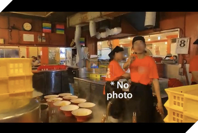 Khoa Pug than phiền vì nữ phục vụ người Việt dùng đũa chỉ mặt trong quán mỳ ở Nhật gây tranh cãi - Ảnh 3.