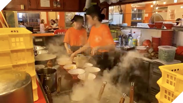 Khoa Pug than phiền vì nữ phục vụ người Việt dùng đũa chỉ mặt trong quán mỳ ở Nhật gây tranh cãi - Ảnh 1.